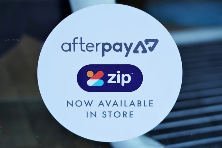 Logo của công ty Afterpay và Zip tại một cửa hàng ở Sydney, Australia. Nguồn: Reuters Australia xiết chặt lĩnh vực