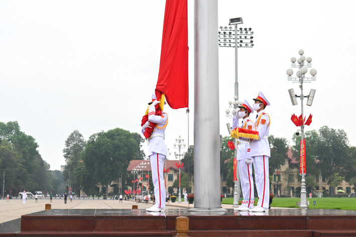 Trang nghiêm lễ thượng cờ tại quảng trường Ba Đình nhân dịp 47 năm ngày thống nhất đất nước ảnh 17 Trang nghiêm lễ thượng cờ tại quảng trường Ba Đình nhân dịp 47 năm ngày thống nhất đất nước -0
