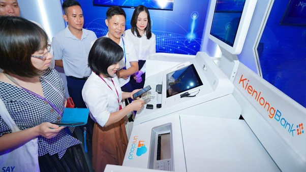 Khách hàng trải nghiệm tính năng rút tiền liên ngân hàng bằng mã VietQR thông qua ứng dụng Mobile Banking trên máy STM Unicloud - Đơn vị duy nhất đầu tư nhà máy Smart Factory đặt tại Khu công nghệ cao thành phố Hồ Chí Minh -0