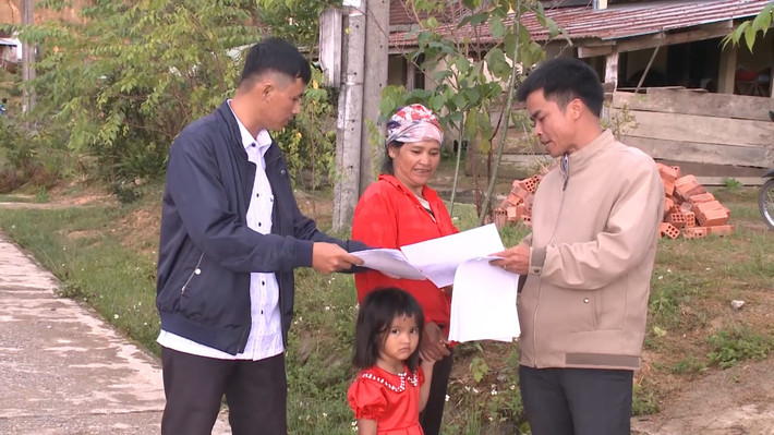 Lãnh đạo xã Đắk Tăng đi tuyên truyền vận động người dân nơi xảy ra tâm chấn động đất. Ảnh, Đức Hưng Kon Tum: Yêu cầu theo dõi chặt chẽ dư chấn động đất -0