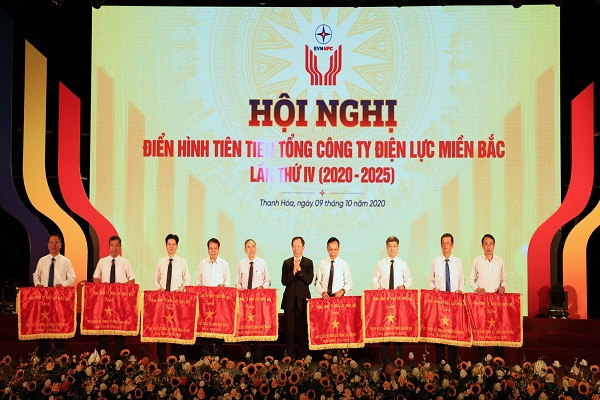 Chủ tịch HĐTV Tổng công ty Điện lực miền Bắc trao Cờ thi đua cho các tập có thành tích xuất sắc Ông Thiều Kim Quỳnh – Chủ tịch HĐTV Tổng công ty trao Cờ thi đua cho các tập có thành tích xuất sắc