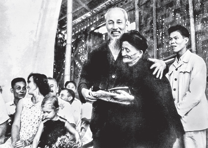 Chủ tịch Hồ Chí Minh tặng quà cho cụ già người dân tộc thiểu số tại Lào Cai, tháng 9.1958 Sáng chói mà không choáng ngợp -0