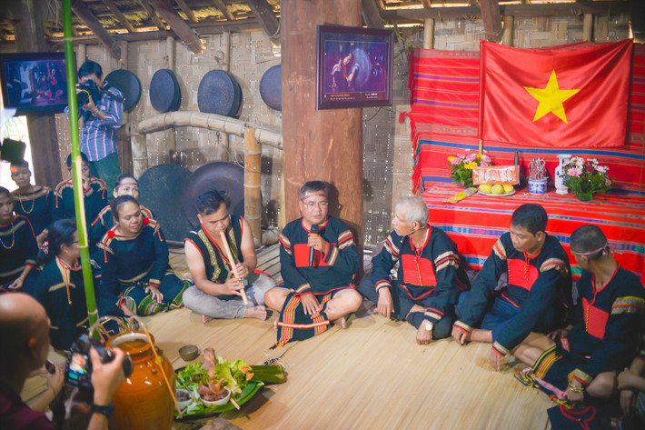 Nghệ nhân tái hiện nghi lễ kết nghĩa mẹ con trong Tuần Đại đoàn kết các dân tộc - Di sản văn hóa Việt Nam năm 2022. Ảnh: Hồng Trang Thấm đượm triết lý nhân sinh -0