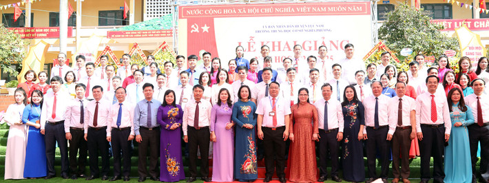 Phó Chủ tịch Quốc hội và các đại biểu cùng các thầy cô giáo chụp ảnh lưu niệm Phó Chủ tịch Quốc hội Nguyễn Thị Thanh dự Lễ khai giảng năm học mới tại Trường THCS Nghĩa Phương, tỉnh Bắc Giang -0