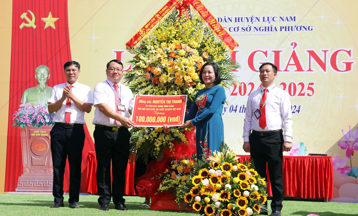 Phó Chủ tịch Quốc hội Nguyễn Thị Thanh tặng 100 triệu đồng cho Quỹ khuyến học Trường THCS Nghĩa Phương Phó Chủ tịch Quốc hội Nguyễn Thị Thanh dự Lễ khai giảng năm học mới tại Trường THCS Nghĩa Phương, tỉnh Bắc Giang -0