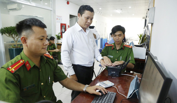 Đến nay Bình Dương đã kích hoạt hơn 1,6 triệu tài khoản Định danh điện tử, đạt tỷ lệ 133% và hiện đứng thứ 5 trên toàn quốc. Ảnh: N.H Bình Dương thực hiện có hiệu quả thiết thực Đề án 06/CP gắn với chuyển đổi số