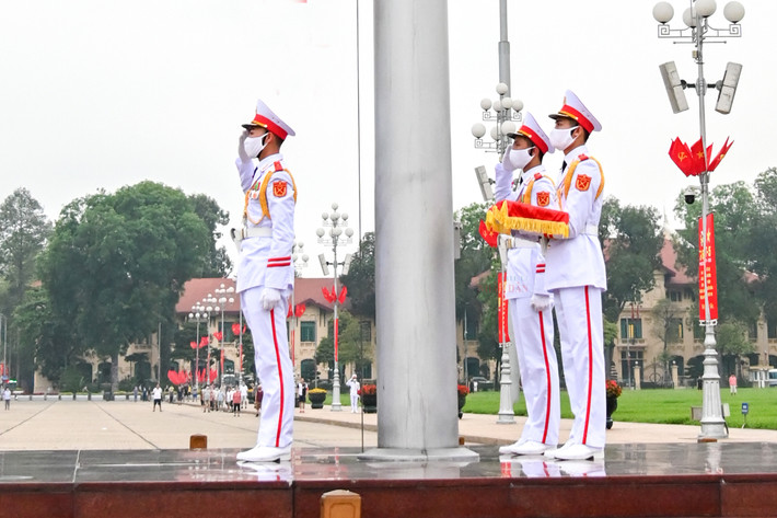 Trang nghiêm lễ thượng cờ tại quảng trường Ba Đình nhân dịp 47 năm ngày thống nhất đất nước ảnh 21 Trang nghiêm lễ thượng cờ tại quảng trường Ba Đình nhân dịp 47 năm ngày thống nhất đất nước -0