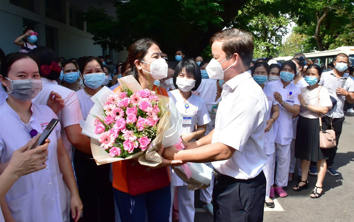 Bí thư Tỉnh ủy, Chủ tịch HĐND tỉnh, Trưởng đoàn ĐBQH tỉnh Thừa Thiên Huế Lê Trường Lưu tặng hoa cho đội ngũ y bác sĩ Bệnh viện Trung ương Huế lên đường chi viện cho TP. Hồ Chí Minh Bí thư Tỉnh ủy, Chủ tịch HĐND tỉnh, Trưởng đoàn ĐBQH tỉnh Thừa Thiên Huế Lê Trường Lưu tặng hoa cho đội ngũ y bác sĩ Bệnh viện Trung ương Huế lên đường chi viện cho TP. Hồ Chí Minh