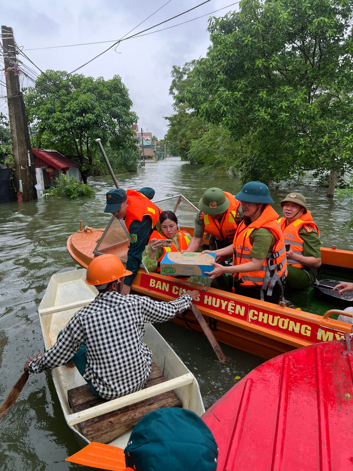 Lực lượng công an tiếp tế nhu yếu phẩm, mì tôm, sữa đến tay người dân. Lực lượng công an tiếp tế nhu yếu phẩm, mì tôm, sữa đến tay người dân.