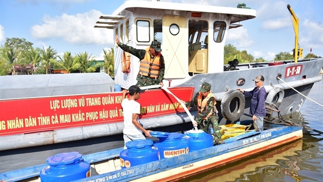 Giải pháp căn cơ cho vấn đề hạn mặn ở đồng bằng sông Cửu Long ảnh 1 Lực lượng cảnh sát biển khu vực 4 chở nước ngọt đến cho người dân đảo Hòn Chuối, tỉnh Cà Mau trong những ngày thiếu nước gay gắt