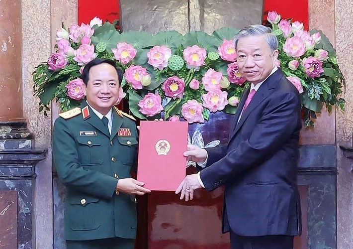 Chủ tịch nước Tô Lâm trao Quyết định bổ nhiệm Thượng tướng Trịnh Văn Quyết giữ chức Chủ nhiệm Tổng cục Chính trị Quân đội nhân dân Việt Nam. Ảnh: Nhan Sáng Chủ tịch nước Tô Lâm trao Quyết định bổ nhiệm Chủ nhiệm Tổng cục Chính trị Quân đội nhân dân Việt Nam -0