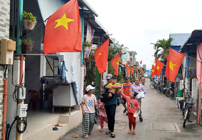Người dân xã đảo Thạnh An rộn ràng đón Tết Giáp Thìn với cờ đỏ sao vàng, đèn lồng rực rỡ khắp các tuyến đường. Ảnh: Quang Phương. Rộn ràng sắc xuân tại xã đảo duy nhất tại TP. Hồ Chí Minh