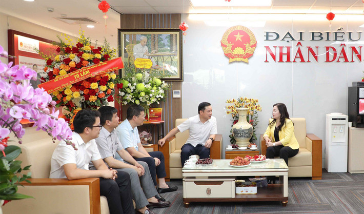Phó Chủ tịch Ủy ban Quản lý vốn nhà nước tại doanh nghiệp Đỗ Hữu Huy thăm, chúc mừng Báo Đại biểu Nhân dân. Ảnh: Khánh Duy Lãnh đạo Đảng, Nhà nước và các bộ, ngành, địa phương chúc mừng Báo Đại biểu Nhân dân -0