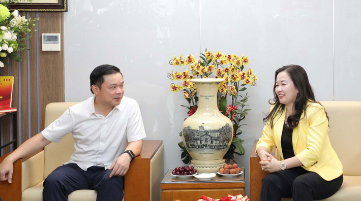 Phó Chủ tịch Ủy ban Quản lý vốn nhà nước tại doanh nghiệp Đỗ Hữu Huy và Tổng Biên tập Báo Đại biểu Nhân dân Phạm Thị Thanh Huyền. Ảnh: Khánh Duy Lãnh đạo Đảng, Nhà nước và các bộ, ngành, địa phương chúc mừng Báo Đại biểu Nhân dân -0