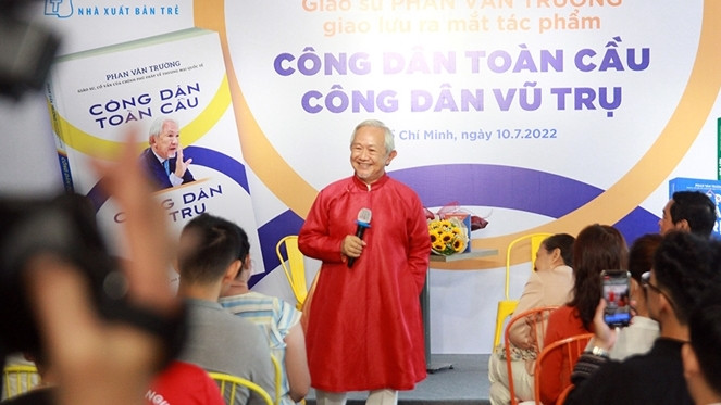 GS. Phan Văn Trường giao lưu với độc giả trong buổi ra mắt sách ngày 10.7 tại TP. Hồ Chí Minh Ảnh: NXB Trẻ Thế nào là công dân toàn cầu?