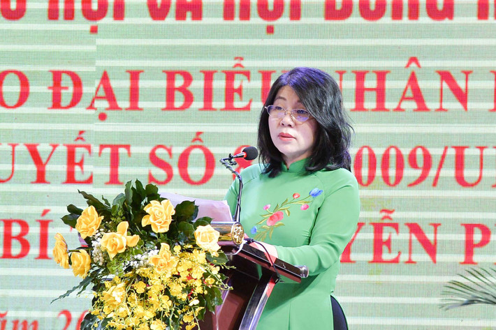 Tỉnh Ủy viên, Phó Chủ tịch HĐND tỉnh Đồng Nai Hoàng Thị Bích Hằng trình bày tham luận tại hội nghị. Ảnh: Hồ Long Tiếp tục đồng hành, tổ chức nhiều diễn đàn trao đổi thiết thực -0