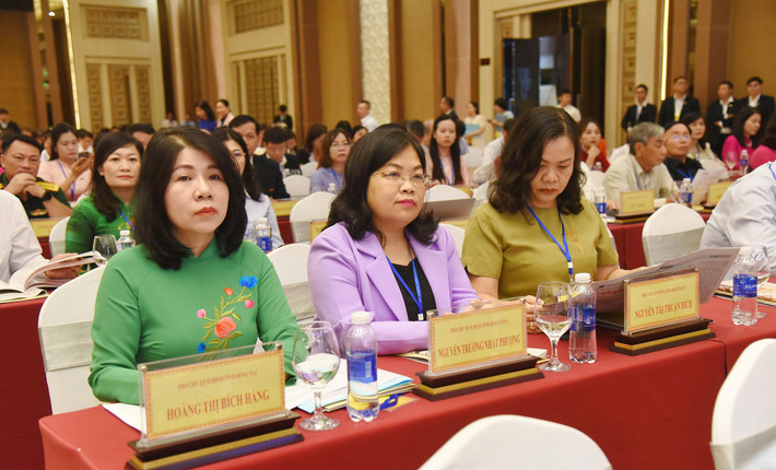 Tỉnh Ủy viên, Phó Chủ tịch HĐND tỉnh Đồng Nai Hoàng Thị Bích Hằng và các đại biểu dự hội nghị. Ảnh: Quang Khánh Tiếp tục đồng hành, tổ chức nhiều diễn đàn trao đổi thiết thực -0