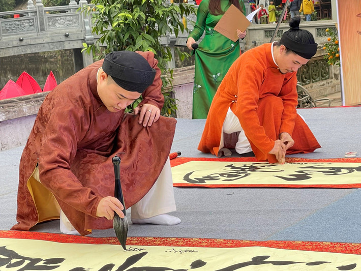 Ông đồ Trường Thịnh và Nam Long biểu diễn thư pháp Quốc ngữ và Hán - Nôm theo chủ đề "Sư đạo tôn nghiêm" Hội chữ Xuân Quý Mão 2023: Gìn giữ truyền thống, lan tỏa đạo hiếu người Việt -0