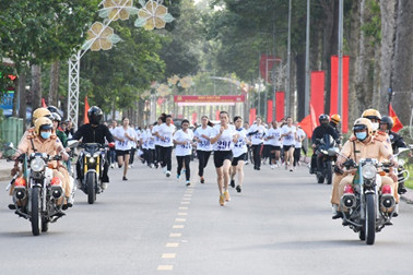 Vận động viên nữ tham gia thi đấu Sôi nổi nhiều hoạt động chào mừng ngày 19.8 -0