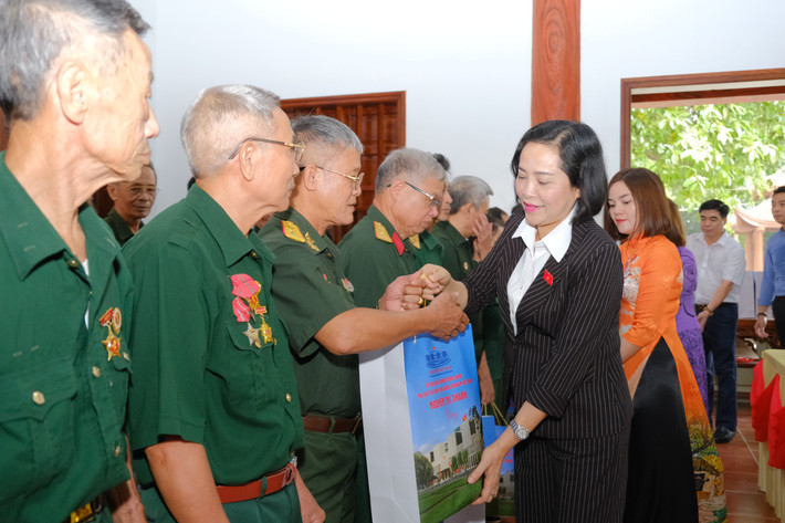 Phó Chủ tịch Quốc hội Nguyễn Thị Thanh dự Lễ khánh thành công trình tu bổ, tôn tạo Di tích lịch sử Quốc gia Trường dạy làm báo Huỳnh Thúc Kháng ảnh 4 Phó Chủ tịch Quốc hội Nguyễn Thị Thanh tặng quà cho các hộ gia đình chính sách