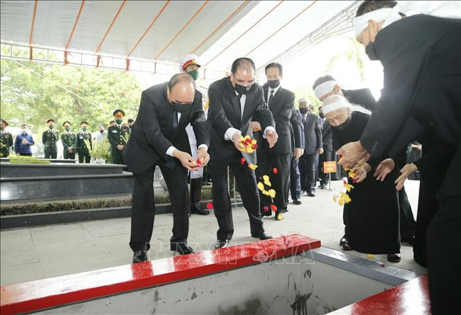 Thủ tướng Chính phủ Nguyễn Xuân Phúc và các đồng chí lãnh đạo Đảng, Nhà nước thực hiện nghi thức thả hoa tiễn biệt nguyên Tổng Bí thư Lê Khả Phiêu Thủ tướng Chính phủ Nguyễn Xuân Phúc và các đồng chí lãnh đạo Đảng, Nhà nước thực hiện nghi thức thả hoa tiễn biệt nguyên Tổng Bí thư Lê Khả Phiêu