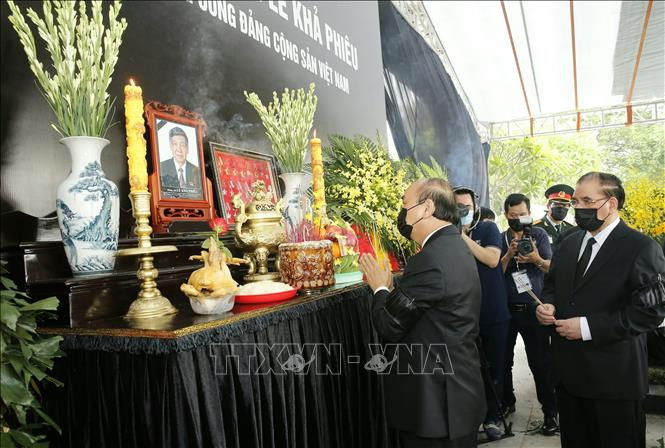 Thủ tướng Chính phủ Nguyễn Xuân Phúc và các đồng chí lãnh đạo Đảng, Nhà nước thắp hương tại Lễ an táng đồng chí nguyên Tổng Bí thư Lê Khả Phiêu Thủ tướng Chính phủ Nguyễn Xuân Phúc và các đồng chí lãnh đạo Đảng, Nhà nước thắp hương tại Lễ an táng đồng chí nguyên Tổng Bí thư Lê Khả Phiêu