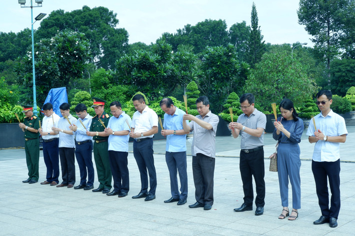 Ủy ban Quốc phòng và An ninh dâng hương tri ân Anh hùng Liệt sĩ tại TP. Hồ Chí Minh ảnh 1 Ủy ban Quốc phòng và An ninh dâng hương tri ân anh hùng liệt sĩ tại thành phố Hồ Chí Minh -0