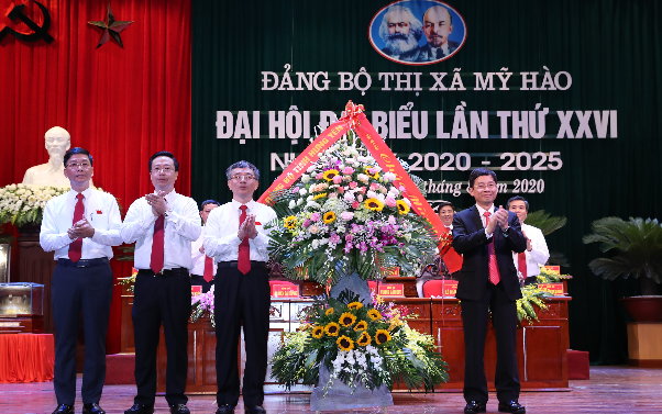 Phó Bí thư Thường trực tỉnh ủy Hưng Yên Nguyễn Duy Hưng (ngoài cùng bên phải) chúc mừng ĐH Đại biểu Đảng bộ Thị xã Mỹ Hào Phó Bí thư Thường trực tỉnh ủy Hưng Yên Nguyễn Duy Hưng (ngoài cùng bên phải) chúc mừng ĐH Đại biểu Đảng bộ Thị xã Mỹ Hào