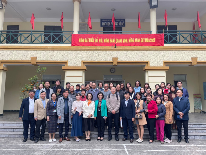 Phó Chủ tịch UBND quận Long Biên Đinh Thị Thu Hương, đại diện lãnh đạo các đơn vị chụp ảnh cùng Tổ chức phúc lợi xã hội Yasuragi - Ảnh: Vũ Huệ Hướng dẫn bài thể dục tránh ngã cho người cao tuổi -0