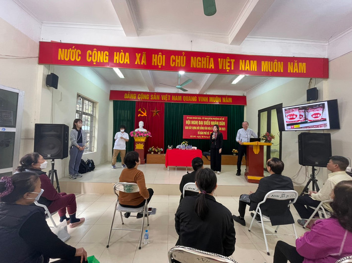 Người cao tuổi lắng nghe chia sẻ từ các chuyên gia Nhật Bản - Ảnh: Vũ Huệ Hướng dẫn bài thể dục tránh ngã cho người cao tuổi -0