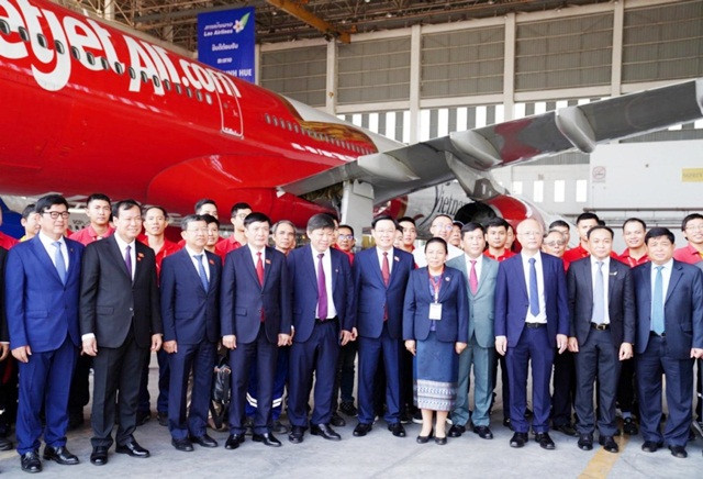 Chủ tịch Quốc hội Vương Đình Huệ cùng các đại biểu thăm hãng bảo dưỡng tàu bay Vietjet tại Viêng Chăn, Lào Vietjet tiên phong mở đường bay, dẫn đầu lượng khách vận chuyển quốc tế -0