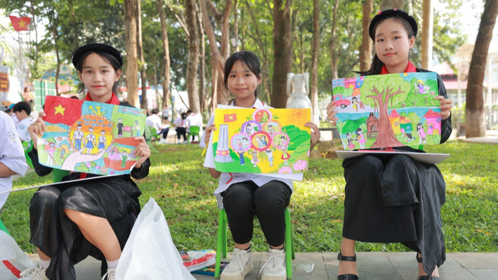 Các em học sinh hào hứng tham gia chương trình Ngày cao điểm chiến sỹ tình nguyện “Vì đàn em thân yêu” -0