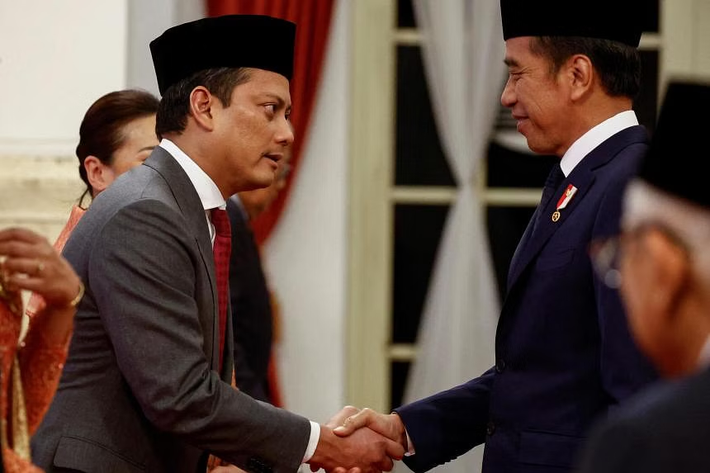 Tổng thống Indonesia Joko Widodo chúc mừng ông Thomas Djiwandono. Ảnh: Reuters Tổng thống Indonesia bổ nhiệm Thứ trưởng Tài chính hỗ trợ quá trình chuyển giao quyền lực -0