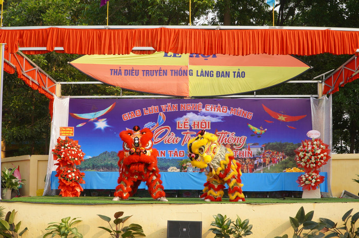 Mở màn hội thi là chương trình văn nghệ, múa lân Sóc Sơn (Hà Nội): Độc đáo lễ hội thi thả diều rực rỡ sắc màu -0