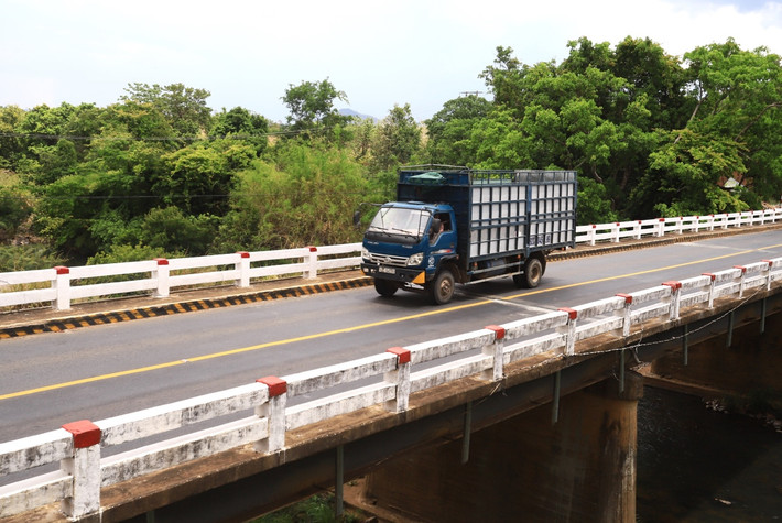 Cầu 110 cũ chật chội, xuống cấp, hàng ngày phải oằn mình "cõng" hàng trăm lượt phương tiện qua lại Hình ảnh cầu 110 huyết mạch nối Đắk Lắk - Gia Lai “đắp chiếu”, dân mòn mỏi chờ đền bù -3