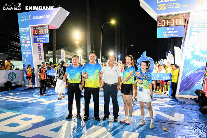 Phó Chủ tịch HĐQT Eximbank - Nguyễn Hồ Nam (thứ 2 bên trái), ông Mai Bá Hùng – nguyên Phó Giám đốc Sở Văn hóa và Thể thao TP. Hồ Chí Minh, Ủy viên Ban Thường vụ Ủy Ban Olympic Việt Nam - Trưởng Văn phòng đại diện tại TP. Hồ Chí Minh, người đồng sáng lập Giải chạy (ở giữa) cùng Phó Tổng Giám đốc Eximbank Lê Thị Mai Loan (thứ 2 bên phải) tham gia cổ vũ cho VĐV tại vạch xuất phát của giải chạy Ho Chi Minh City Night Run Eximbank - lan tỏa tinh thần năng động và