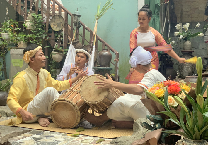 Buổi diễn giới thiệu âm nhạc, văn hóa Chăm tới công chúng Hà Nội và khán giả trực tuyến Buổi diễn giới thiệu âm nhạc, văn hóa Chăm tới công chúng Hà Nội và khán giả trực tuyến