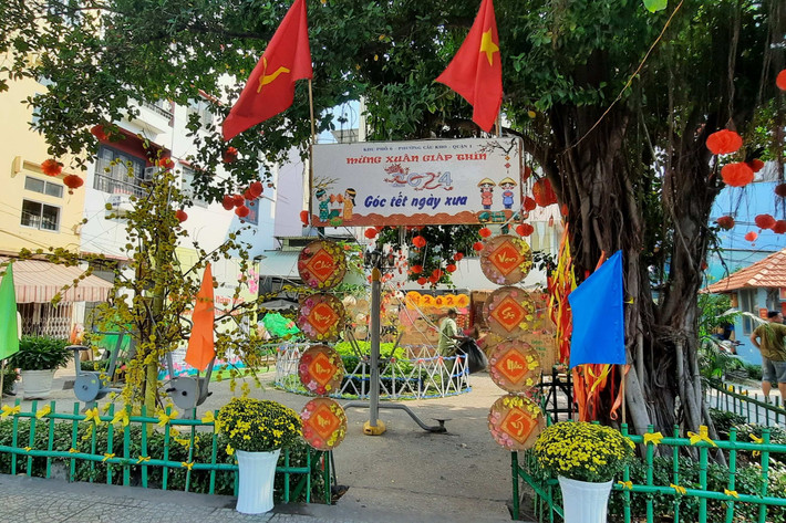 Khu phố 6 (P. Cầu Kho, Q.1) lập hẳn một "góc Tết ngày xưa" để đón Tết Giáp Thìn 2024. Ảnh: Quang Phương. Hẻm nhỏ tại TP. Hồ Chí Minh trang hoàng rực rỡ đón Tết Giáp Thìn 2024 -0