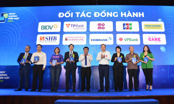 Đại diện Nam A Bank (bìa trái) nhận kỷ niệm chương Đối tác đồng hành cùng chương trình. NAM A BANK mang đến nhiều trải nghiệm thanh toÁn hiện đại -0