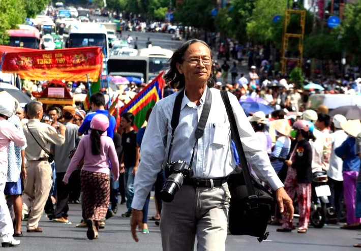 Bao năm dấn thân với nghề báo vất vả, nặng nhọc nhưng tuyệt nhiên chưa ai thấy từ con người gầy gò, rắn rỏi này một lời kêu than, lùi bước Vào nghề báo đầy nhiệt huyết và ngày trở về thảnh thơi của “bố Nghĩa”