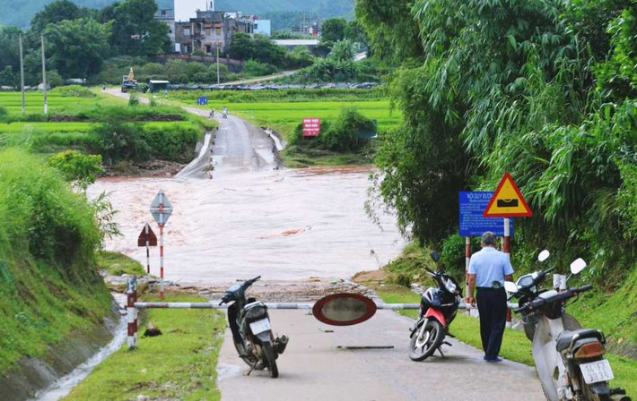 Bình Liêu chủ động ứng phó với thiên tai, bão lũ ảnh 1 Lực lượng chức năng huyện Bình Liêu lập rào chắn cảnh báo người dân qua ngập tràn xã Lục Hồn khi có mưa to để bảo đảm an toàn - ảnh Minh Đức
