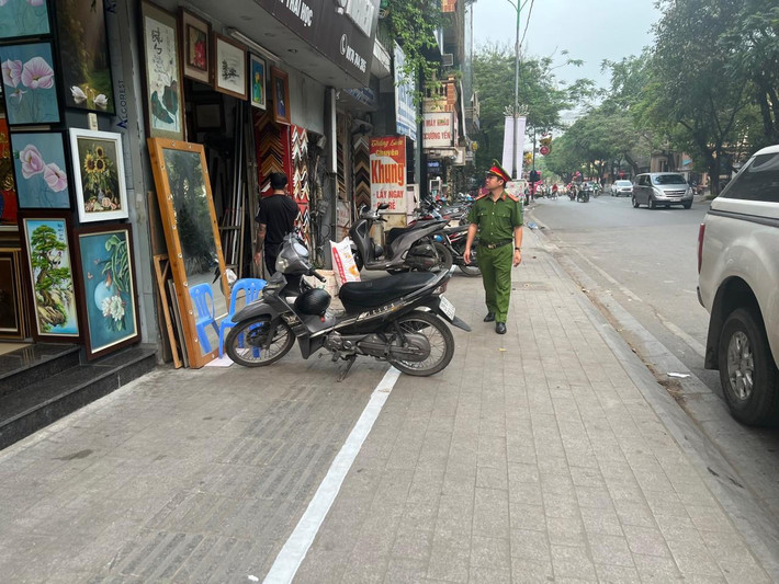 Vỉa hè tuyến phố Nguyễn Thái Học đã thông thoáng hơn cho người đi bộ Quận Ba Đình, Hà Nội: Xử phạt 1.896 trường hợp vi phạm trật tự giao thông, đô thị -0