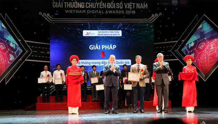Hệ thống mạng đấu thầu quốc gia 2 năm liên tiếp được tôn vinh ở Giải thưởng Chuyển đổi số Việt Nam Hệ thống mạng đấu thầu quốc gia 2 năm liên tiếp được tôn vinh ở Giải thưởng Chuyển đổi số Việt Nam