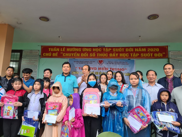 Ban lãnh đạo Cty Ashico thăm hỏi và tặng quà cho các cháu học sinh miền Trung Ban lãnh đạo Cty Ashico thăm hỏi và tặng quà cho các cháu học sinh miền Trung