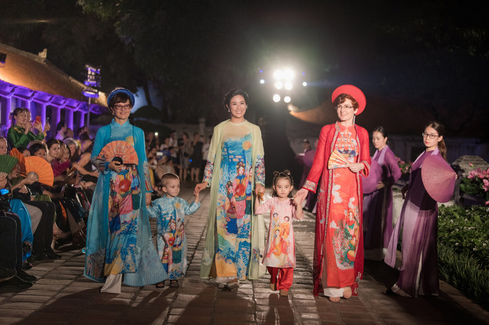 Bộ sưu tập áo dài tôn vinh văn hóa các vùng miền của Việt Nam của NTK Ngọc Hân Nguồn: VOV Bộ sưu tập áo dài tôn vinh văn hóa các vùng miền của Việt Nam của NTK Ngọc Hân Nguồn: VOV