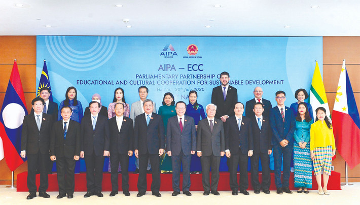 Phó Chủ tịch Quốc hội Phùng Quốc Hiển với các đại biểu dự Hội nghị trực tuyến “Đối tác nghị viện về hợp tác giáo dục, văn hóa vì sự phát triển bền vững” (AIPA-ECC) tại điểm cầu Nhà Quốc hội, tháng 7.2020 Ảnh: Quang Khánh Phó Chủ tịch Quốc hội Phùng Quốc Hiển với các đại biểu dự Hội nghị trực tuyến “Đối tác nghị viện về hợp tác giáo dục, văn hóa vì sự phát triển bền vững” (AIPA-ECC) tại điểm cầu Nhà Quốc hội, tháng 7.2020 Ảnh: Quang Khánh