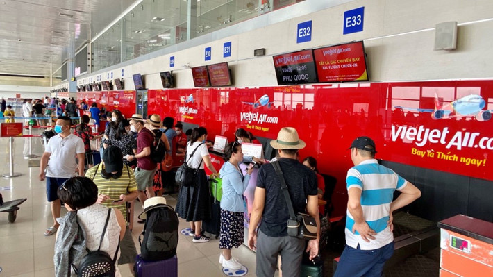 Các quầy vé, làm thủ tục bay Vietjet tại sân bay luôn đông kín khách hàng Bất chấp xu hướng giá vé tăng, hàng không vẫn mở bán vé giá rẻ