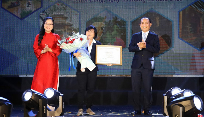 Hiệp hội Dừa Việt Nam trao chứng nhận Nhà dừa CocoHome do bà Dương Diệu Hiền sở hữu Ngôi nhà dừa
