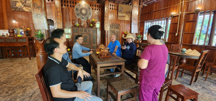 Cô Tám tự hào giới thiệu cho từng vị khách, đoàn khách về ý tưởng, quá trình xây nhà và chi tiết về ngôi nhà dừa đầu tiên ở Vĩnh Long Ngôi nhà dừa