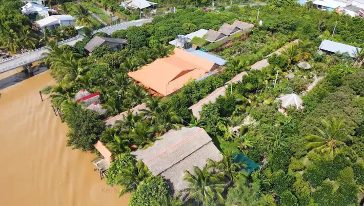 Toàn cảnh khuôn viên rộng gần 8.000m2, ngôi nhà dừa được xây dựng ở vị trí trung tâm trong quy hoạch với mật độ cây xanh chiếm hơn 80% diện tích xây dựng Ngôi nhà dừa